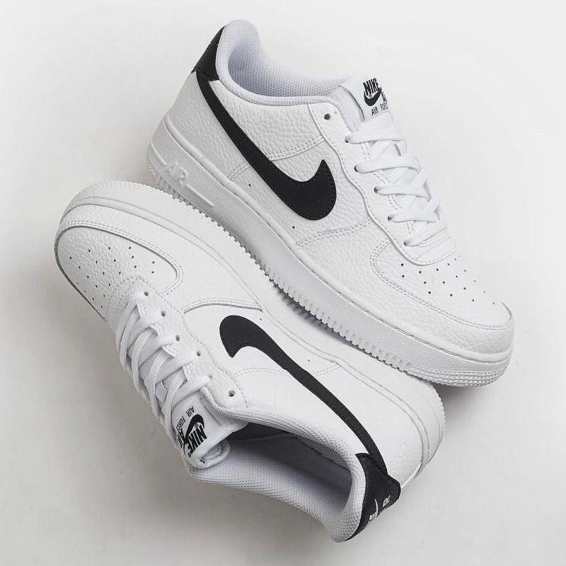 Nike Air Force 1 Low 07 Piel granulada blanca y negra