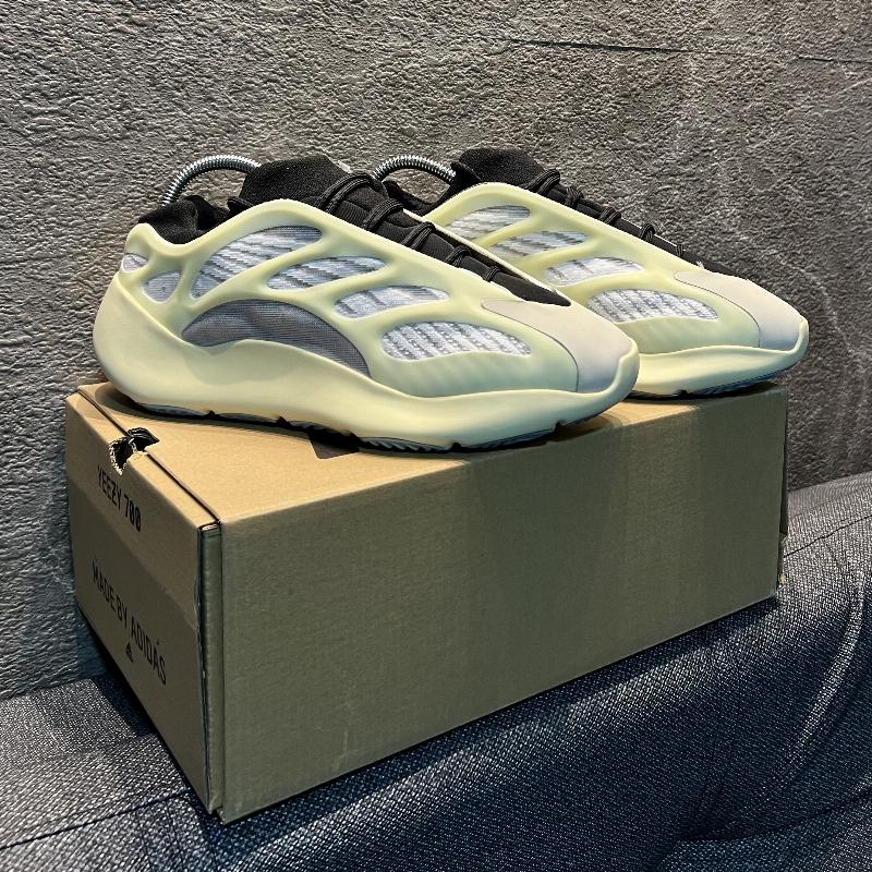 Adidas YEEZY 700 V3