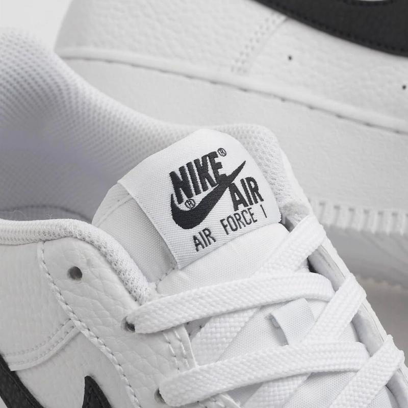 Nike Air Force 1 Low 07 Piel granulada blanca y negra