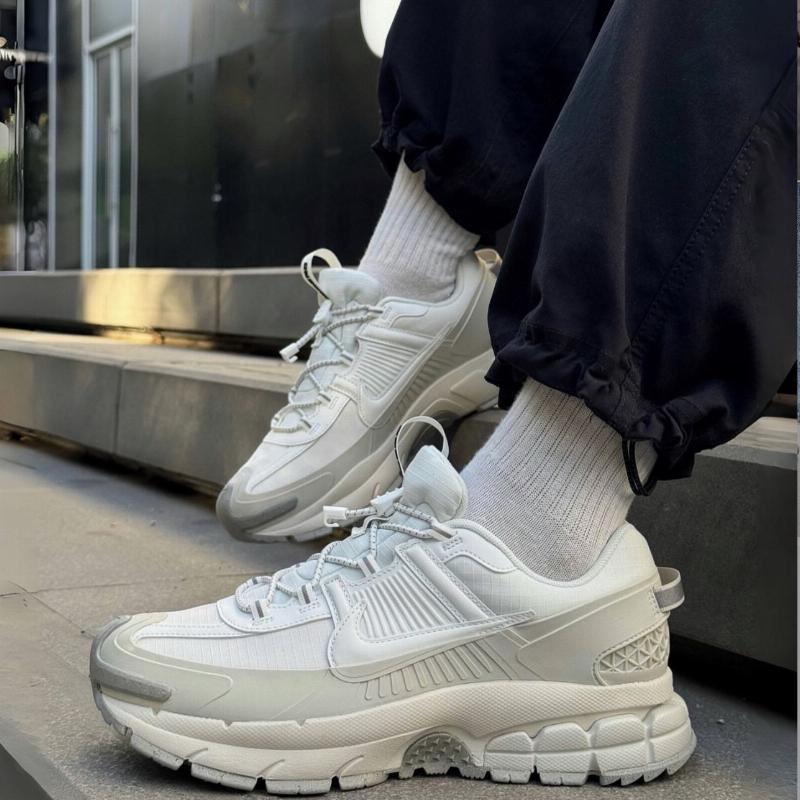 NIKE VOMERO ROAM GRIS BLANCO 