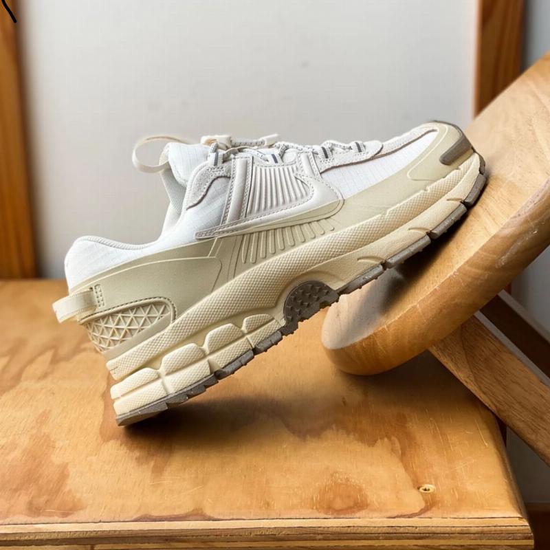 NIKE VOMERO ROAM BEIGE