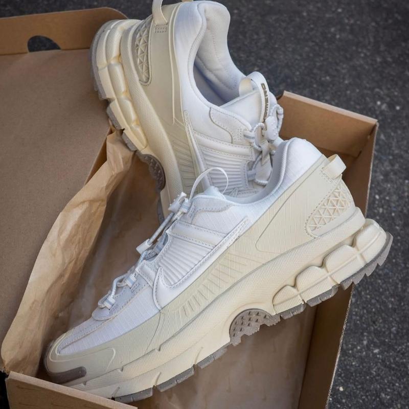 NIKE VOMERO ROAM BEIGE