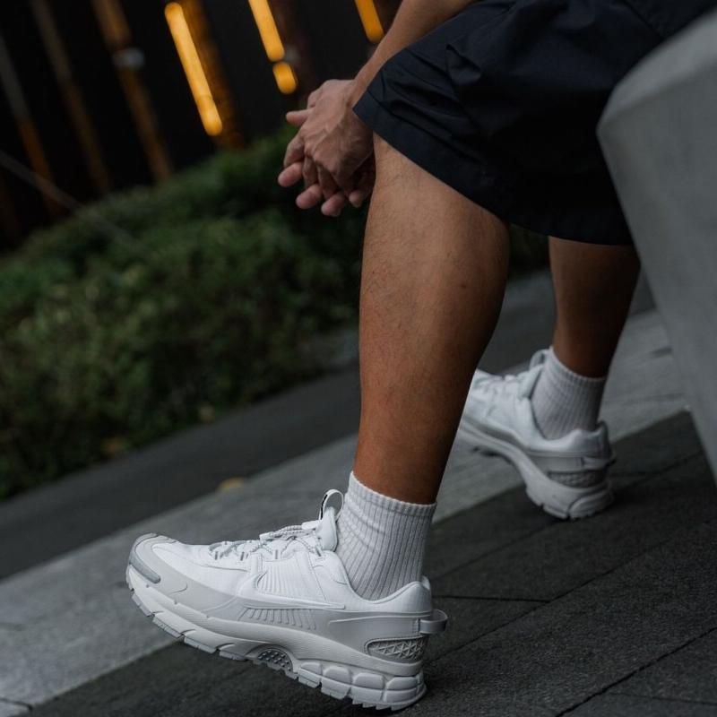 NIKE VOMERO ROAM GRIS BLANCO 